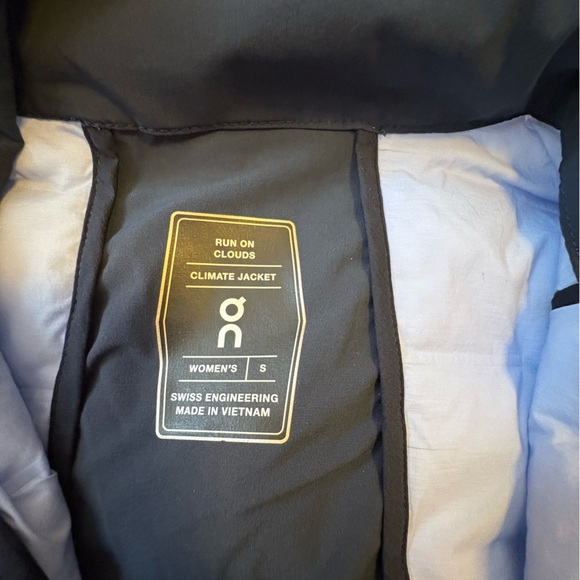 On Running Climate Jacket Size Small Like New Stratosphere | Navy - Picture 6 of 15
